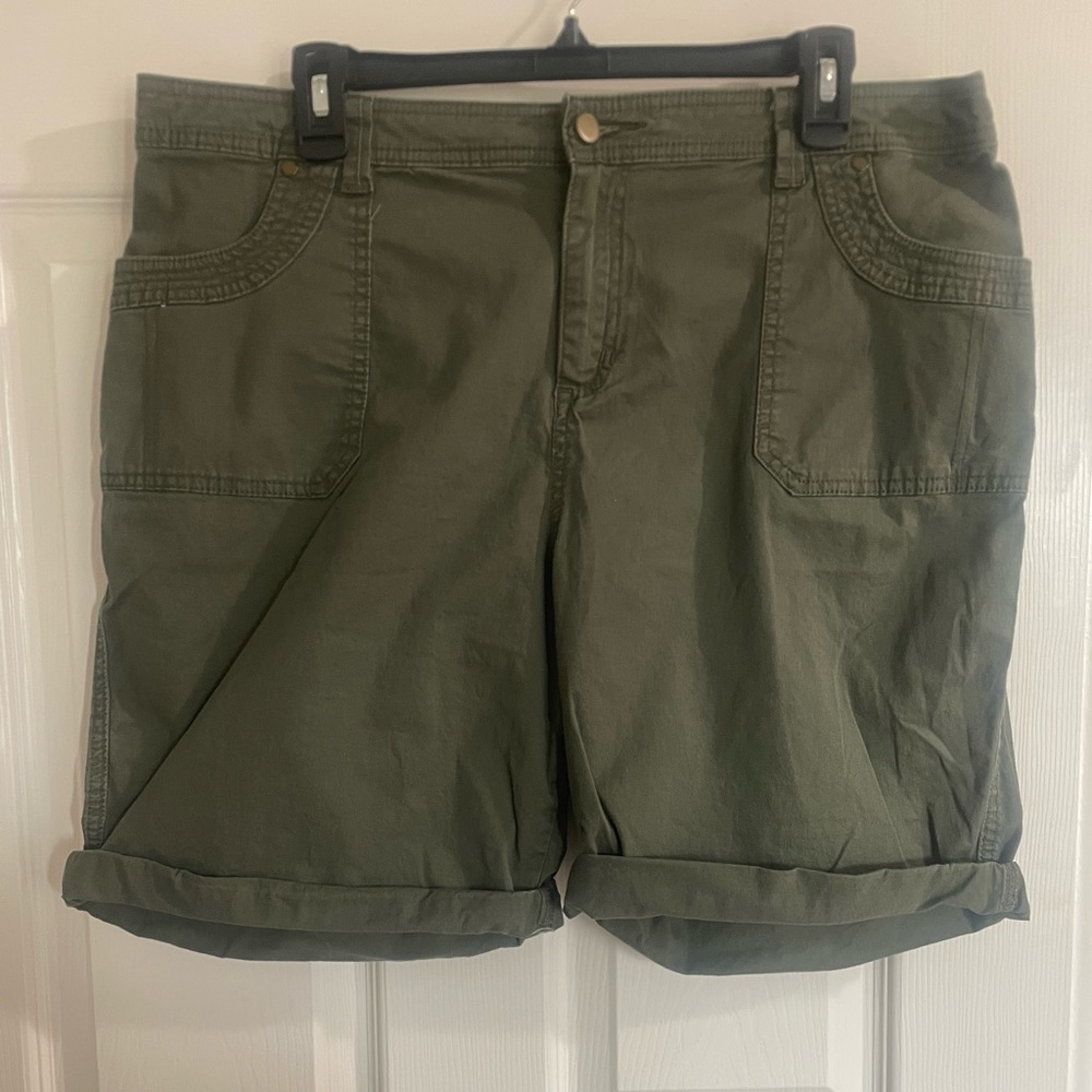 Croft & Barrow Women's Cargo Shorts in Olive Size 18